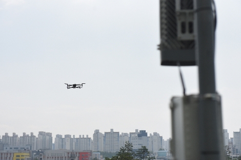 삼성전자의 5G 네트워크 솔루션을 탑재한 드론이 기지국 및 안테나에 근접해 사진을 촬영하고 있는 모습. 사진=삼성전자