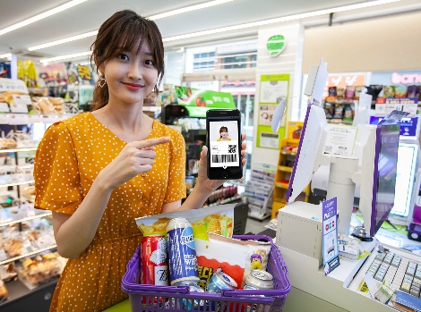 서비스 이용자가 편의점에서 주류 구입 시 성인 여부 확인 절차를 위해 패스 모바일 운전면허 확인 서비스를 이용하는 모습. 사진=KT