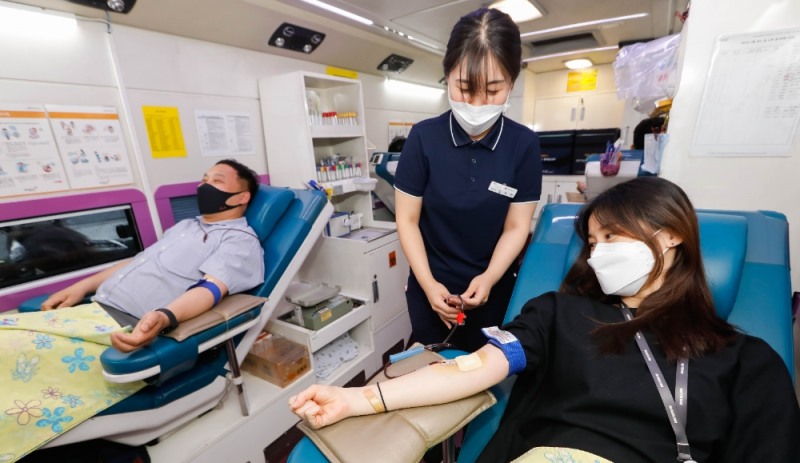 대림산업 한숲협의회 의장과 직원들이 수송동 대림빌딩에서 헌혈을 하고 있다.(사진=대림산업)