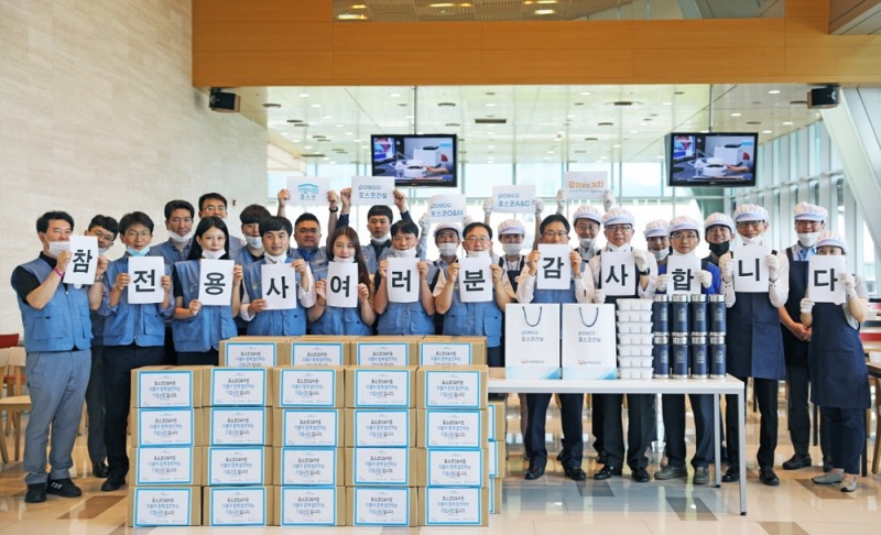 포스코건설이 포스코O&M, 포스코A&C와 함께 6·25 참전용사 가족에게 전달할 삼계죽·장조림 등 보양식을 직접 요리해 전달했다.(사진=포스코건설)