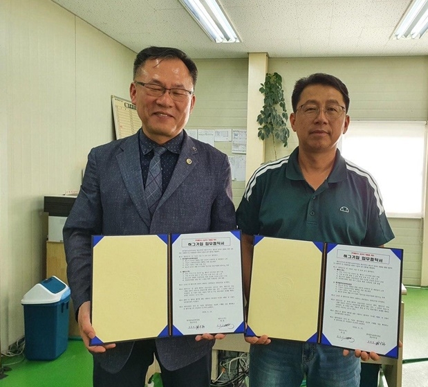 공단경남지부와 세라스가 취업지원 업무협약을 체결하고 기념촬영. (사진제공=한국법무보호복지공단경남지부)