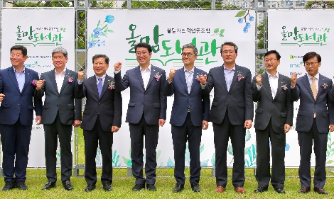 24일 오전 문성유 캠코 사장(사진 오른쪽에서 네번째) 등 관계자들이 ‘올맘도서관 개관식’(부산 남구)을 마친 후 기념촬영을 하고 있다. 사진 오른쪽부터 박철영 예탁결제원 전무이사, 이정환 주택금융공사 사장, 문성유 캠코 사장, 신정식 한국남부발전 사장, 박재범 부산 남구청장, 이재광 주택도시보증공사 사장, 김종원 부산도시공사 사장, 박재호 국