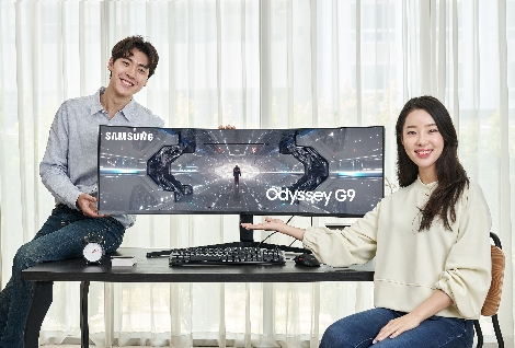 삼성전자 모델이 커브드 게이밍 모니터 ‘오디세이(Odyssey) G9’ 49형 신제품을 소개하고 있다. 사진=삼성전자