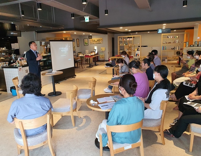 국세청 강사가 24일 꿈이룸점포에서 신규창업자를 대상으로 사례위주 강의를 하고 있다.(사진제공=부산지방국세청)