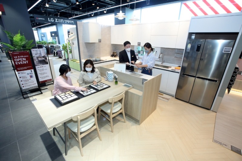 롯데하이마트 메가스토어 수원점에 입점해 있는 LG지인 인테리어 매장에서 고객이 인테리어 상담을 받고 있는 모습.(사진=LG하우시스)