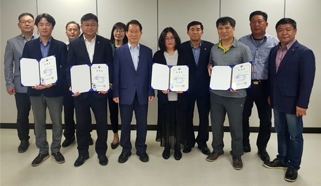 25일 신규 위촉된 보호관찰위원들에게 임명장을 수여하고 기념촬영.(사진제공=구미준법지원센터)