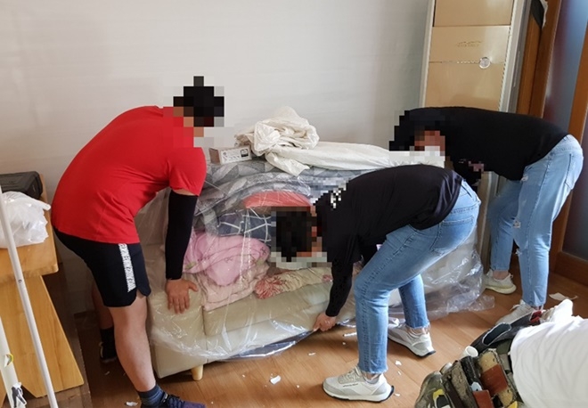 사회봉사대상자들이 주거환경 개선작업을 하고 있다.(사진제공=창원준법지원센터)