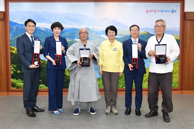 코로나19 극복에 기여한 6개기관에 감사패를 전달하고 기념촬영.(사진제공=부산금정구)