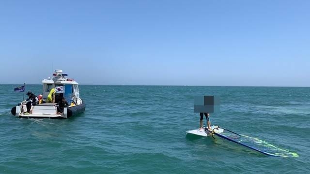표류중인 윈드서핑객을 구조하고 있다.(사진제공=부산해양경찰서)