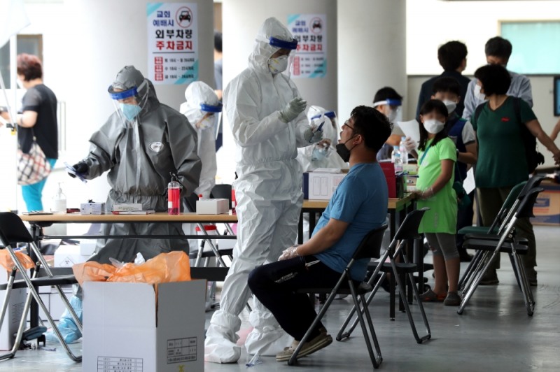 신종 코로나바이러스 감염증(코로나19) 확진자가 발생한 서울 관악구 왕성교회에 설치된 임시 선별진료소에서 신도들이 검체 채취를 받고 있다.사진=뉴시스