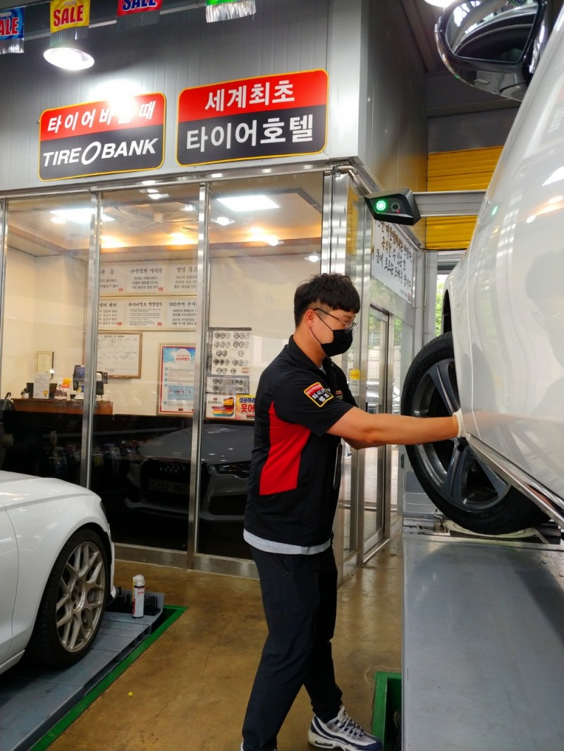 [포토] 타이어뱅크, 장마철 대비 타이어 교체·점검 차량으로 분주
