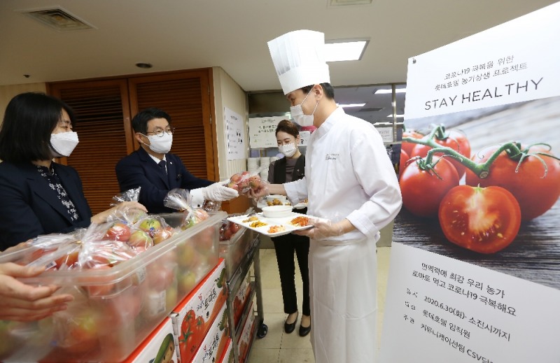 조종식 롯데호텔 서울 총지배인(사진 좌측 두 번째)을 비롯한 롯데호텔 임직원들이 농가 상생 프로젝트 '스테이 헬시' 를 진행하고 있다.(사진=호텔서울)