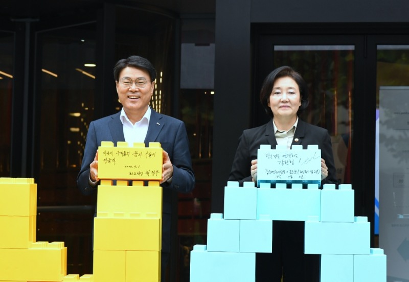 1일 역삼로 서울 체인지업 그라운드(팁스타운(S6)) 개관식 행사에서 포스코 최정우 회장(좌)과 박영선 중기부장관이 기념촬영을 하고 있다.(사진=포스코)