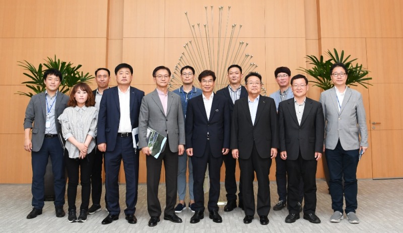 포스코건설 한성희 사장(오른쪽 네번째)과 경상북도개발공사 안종록 사장(오른쪽 여섯번째) 등 일행이 포스코건설 송도 사옥에서 기념사진 촬영을 했다.(사진=포스코건설)