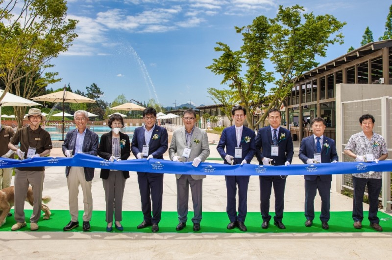 매일홀딩스, 고창군 관계자들이 상하농원 파머스빌리지 야외수영장 오픈식 행사에서 테이프 커팅을 진행하고 있다