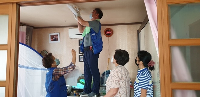 ‘찾아가는 주택관리서비스’를 하고 있다.(사진제공=부산금정구)