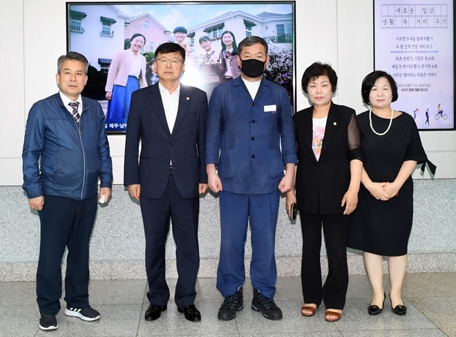 (사진왼쪽부터) 김종률 교육복지행정위원장, 김대군 의장, 오규석 기장군수, 김혜금 부의장, 성경미 의회운영기획위원장이 소통과 하합을 다짐하며 기념촬영.(사진제공=부산기장군)