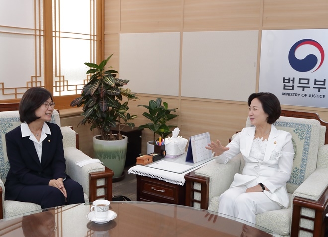 1추미애 법무부 장관(오른쪽)이 3일 정부과천청사에서 「여성(젠더)폭력 범죄에 대한 새로운 형사사법 연구」라는 주제로 개최된 세미나에 축사를 하러 온 권인숙 국회의원과 대화를 나누고 있다.(사진제공=법무부)