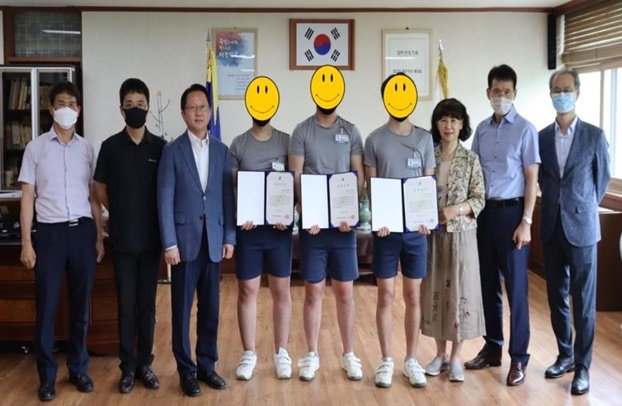 7월 3일 서울소년원 학생에게 장학금 수여식을 갖고 기념촬영.(사진왼쪽 세번째 성우제 원장, 우측 세번째 김명희 대치자원봉사회장).(사진제공=서울소년원)