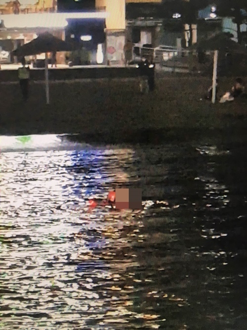 익수자를 구조하고 있는 부산해경.(사진제공=부산해양경찰서)