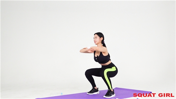 걸그룹 베리굿 조현이 스쿼트 자세를 취하고 있다. 사진=스쿼트 걸