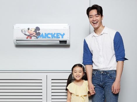 삼성전자 모델이 삼성디지털프라자 삼성대치점에서 무풍에어컨 '디즈니 컬렉션'을 소개하고 있다. 사진=삼성전자