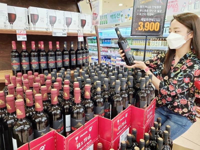 롯데마트 ‘레알 푸엔테’ 50만병 추가 수입 결정