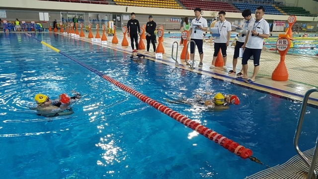 지난해 창원실내수영장에서 진행된 남해해경청 수상구조사 국가자격시험 시행 모습.(사진제공=남해지방해야경찰청)