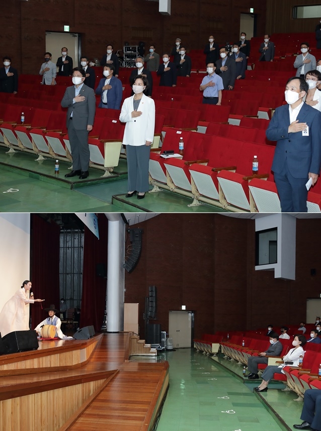 1추미애 법무부 장관(앞줄 가운데)이 10일 정부과천 청사에서 개최된 ‘100분 청렴라이브(LIVE)’에 앞서 국민의례를 하고 있다. /추 장관 등이 전통 판소리를 현대적 감각으로 재해석하여 청렴가치 실천의 중요성을 강조한 <신별주부전>을 관람하고 있다. (사진제공=법무부)