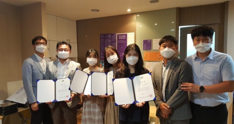 행정개혁시민연합 서영복 대표, 청년혁신 분과 소속 대학생, 공단이 함께 사진촬영을 실시했다.(사진=한국시설안전공단)