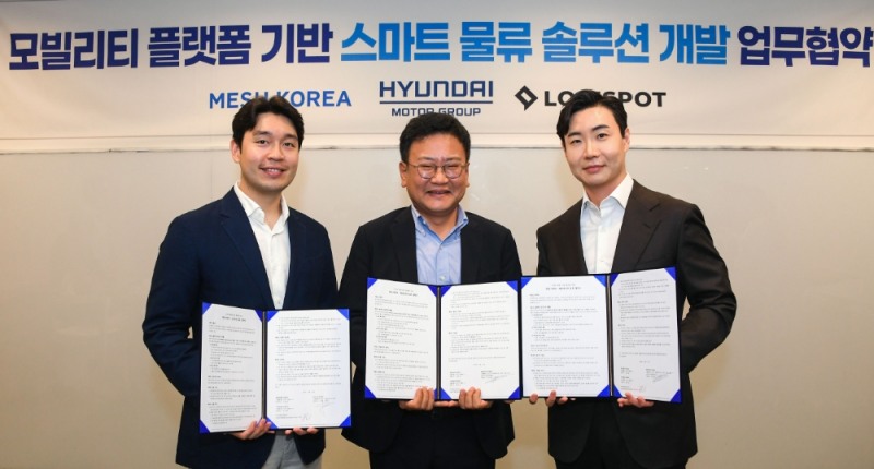 (왼쪽부터) 로지스팟 박재용 공동대표, 현대·기아차 모빌리티플랫폼사업실장 권오륭 상무, 메쉬코리아 유정범 대표가 기념 촬영을 하는 모습.(사진=현대자동차)