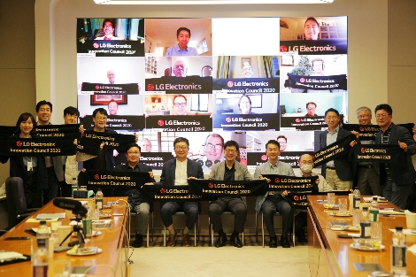LG전자 CTO 박일평 사장(앞줄 왼쪽에서 세번째)이 회의를 마친후 화상회의 참가자들과 기념촬영을 하고 있다. 사진=LG전자