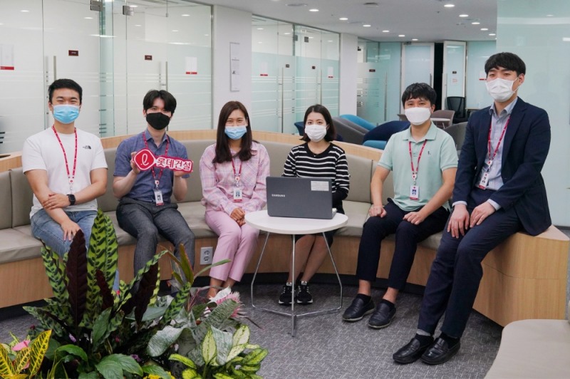 자유로운 근무 복장을 착용한 롯데건설 임직원들.(사진=롯데건설)