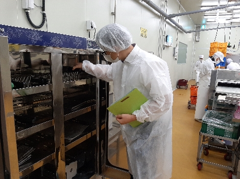 농협경제지주 점검요원이 안양축협 축산물가공장에서 작업도구보관함을 점검하고 있다. 사진=농협경제지주