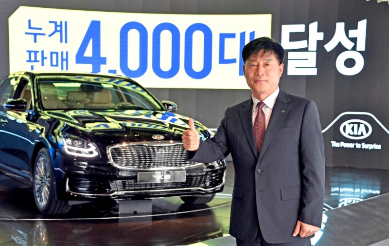 누계 판매 4천 대를 달성한 운정지점 유문수 영업부장.(사진=기아자동차)