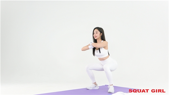 스쿼트 자세를 취하고 있는 피트니스 모델 최설화. 사진=스쿼트걸