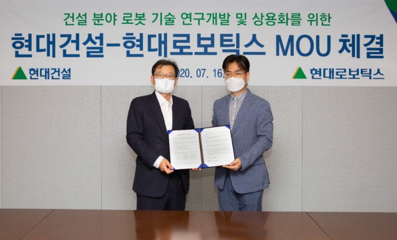 (왼쪽)현대건설 박구용 기술연구소장과 현대로보틱스 윤대규 로봇연구소장이 기념촬영을 하는 모습.(사진=현대건설)