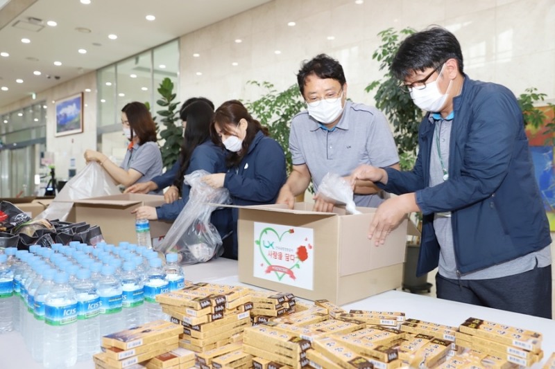 사랑의 꾸러미 포장 관련사진 2매.(사진=LX)