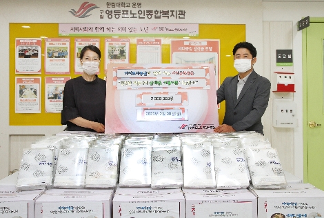 박용희 하이투자증권 전략기획본부장(오른쪽)과 박영숙 구립영등포노인종합복지관장(왼쪽)이 기념사진을 촬영하고 있다. 사진=하이투자증권