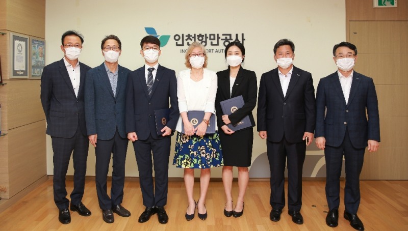 신입직원 임용식 기념사진. (사진=인천항만공사)