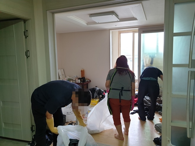 사회봉사대상자들이 주거환경 개선작업을 하고 있다.(사진제공=부산준법지원센터)