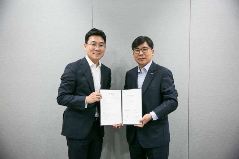 한라홀딩스 최경선 대표(오른쪽)와 비마이카 조영탁 대표(왼쪽)가 광진구 비마이카 사옥에서 공동사업 양해각서를 체결한 뒤 기념촬영을 하고 있다.(사진=한라그룹)