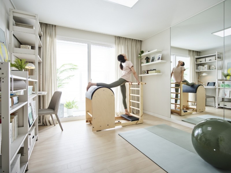 한샘 리하우스 스타일패키지 ‘수퍼(Super)’로 꾸민 집에서 홈캉스는 즐기는 모습.(사진= 한샘)