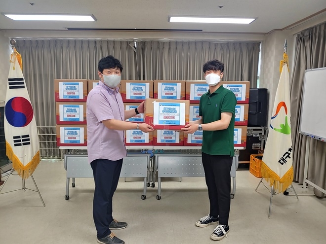 소속 동아리 대표 청소년이 물품을 전달받고 나머지 물품은 택배로 배송이 된다.(사진제공=대구청소년지원재단)