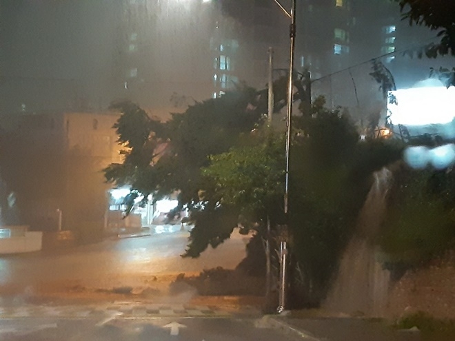 23일 오후 9시 21분경 남구 용당동 미륭레미콘 앞 도로 폭우로 야산에서 토사가 흘러내려 도로 2개 차선이 막힌 상황. (사진제공=부산경찰청)