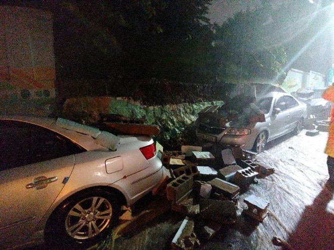담벼락이 무너져 차량 3대가 파손.(사진제공=부산경찰청)