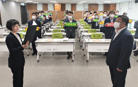 24일 농협중앙회 충남지역본부 회의실에서 열린 2020년도 충청권역 감사업무평가회에서 김용식 조합감사위원장(앞줄 오른쪽)을 비롯한 검사역들이 윤리경영 실천 결의를 하고 있다. 사진=농협중앙회