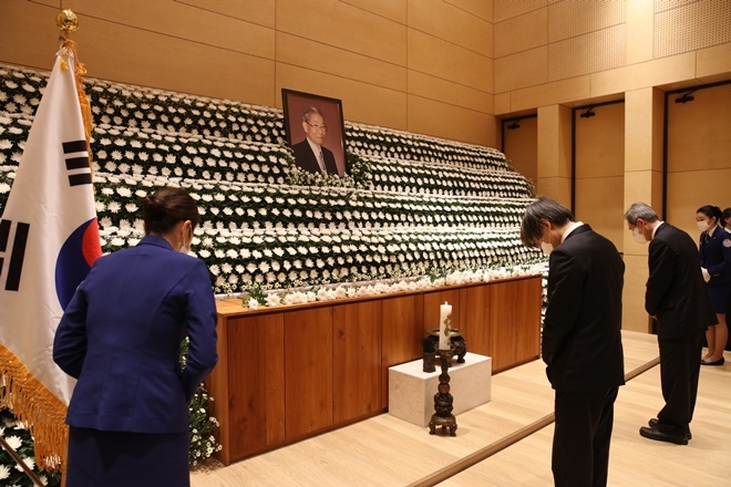 송금조 이사장 영결식-헌화.(사진제공=부산대학교)