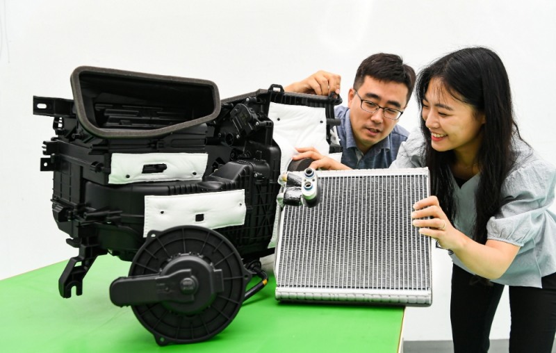 공조설계팀 연구원들이 애프터 블로우 기술의 핵심 부품인 에바포레이터와 블로워 모터를 살피는 모습.(사진=현대자동차그룹)