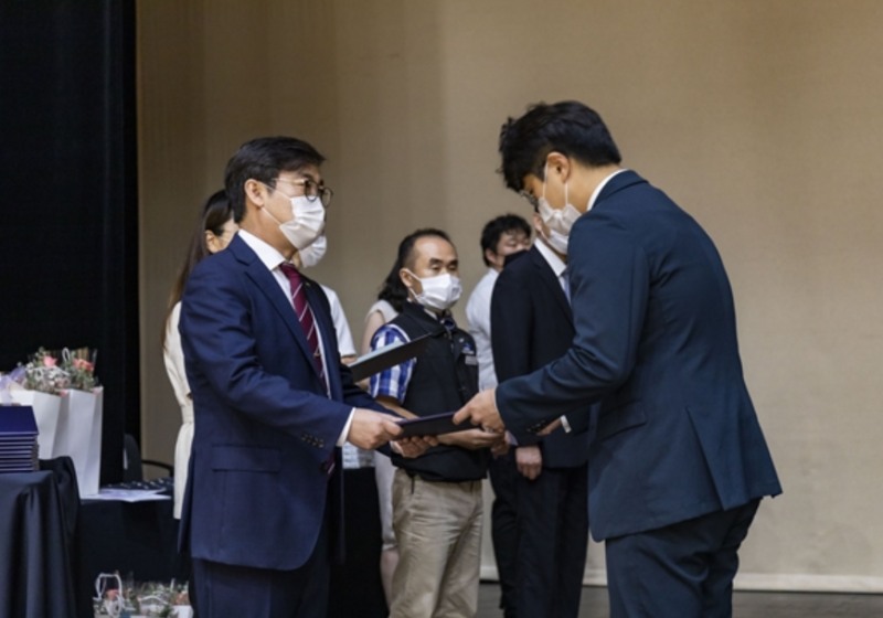 한국시설안전공단 박영수 이사장이 신입직원 임명장을 수여하고 있다. (사진=한국시설안전공단)